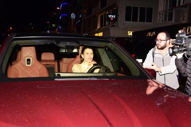 Aktrisa 7 milyonluq avtomobili ilə diqqət çəkdi- FOTO